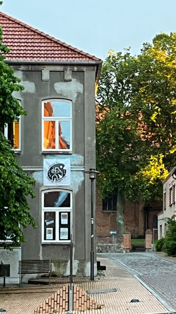 Außenansicht des Kunsthauses Lübz – Zentrum für Zirkuläre Kunst in der Kirchenstraße